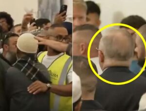 Başbakanı bayram namazında gören cemaat ayaklandı: Pis köpek