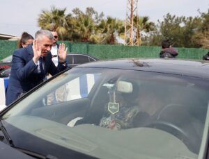 İlçeye bir günde 25 bin araç giriş yaptı, gelenleri kaymakam karşıladı