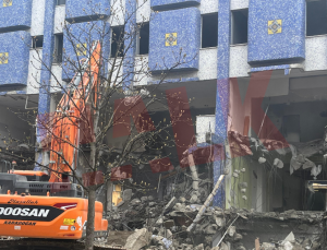 Depreme dayanıksız kararı verildi ve Pamukova’da 40 yıllık belediye iş hanı böyle yıkıldı!