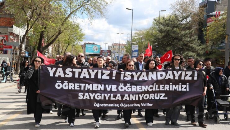 Okul saldırılarına Sakarya’da “sessiz yürüyüş” ile tepki gösterildi