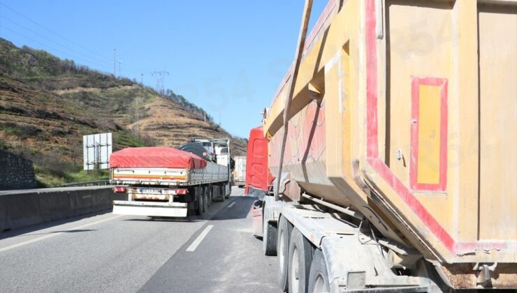 Sakarya’da kamyonetin tıra çarptığı kaza kara yolunda ulaşımı aksattı