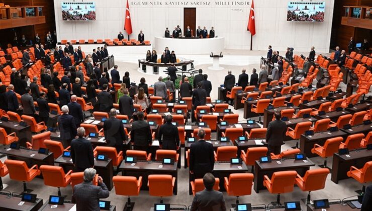 Sosyal medyaya ve doğum iznine yönelik düzenlemeleri de içeren kanun teklifinin komisyon görüşmeleri ertelendi