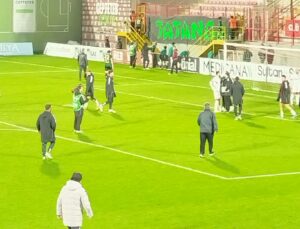 TATANGALAR pankartını maç sonunda futbolcular topladı